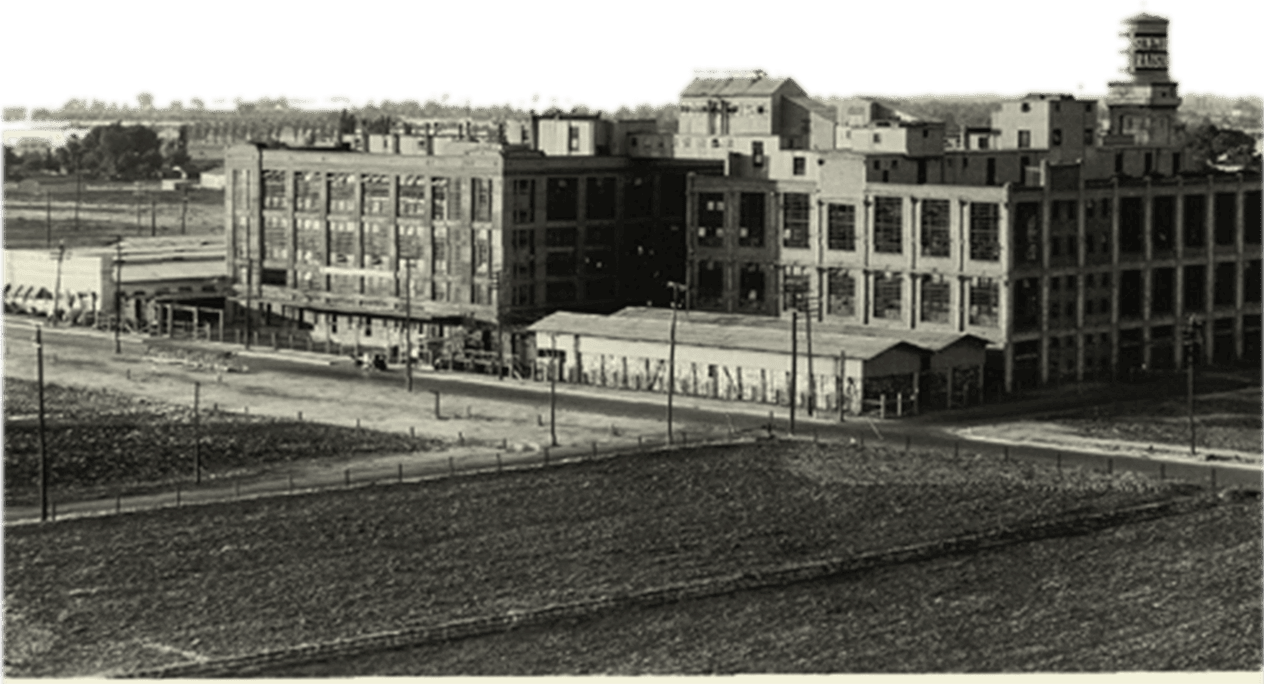 Black and white photo of Sun-Maid's processing plant in Fresno, California